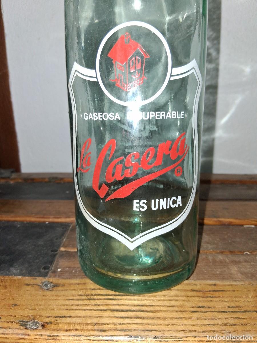 Botellas antiguas: Botella de gaseosa La casera con tap&oacute;n de porcelana N&deg; 5401 variante R roja