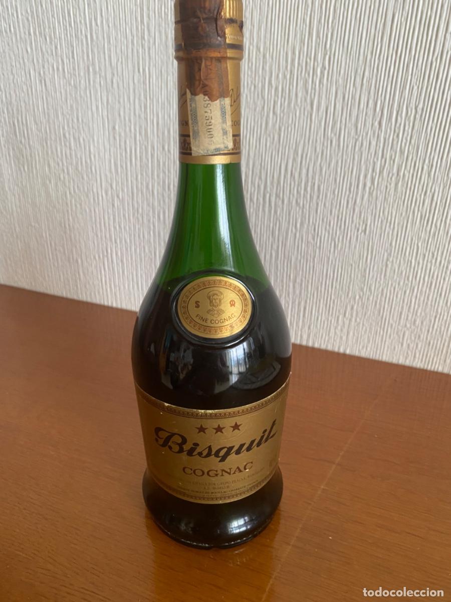 Botellas antiguas: Bisquit 3 Stars Fine Cognac (producida por Bisquit Dubouch&eacute; & Co en Francia)