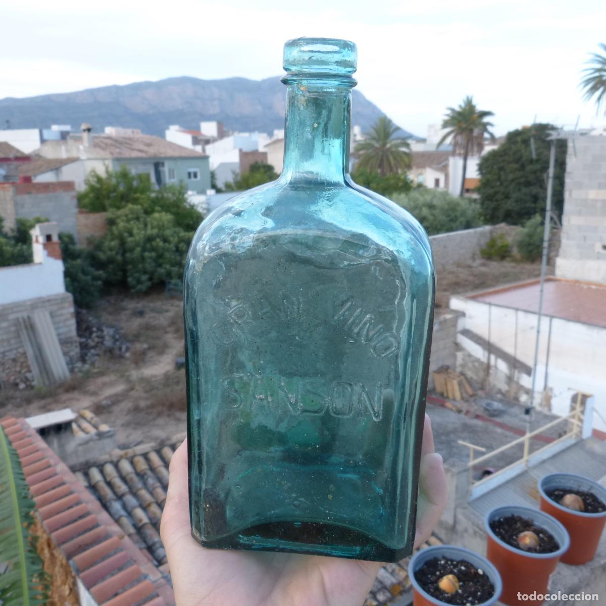 Botellas antiguas: Bonita botella de vidrio, gran vino sanson. 885gr. 23cm.