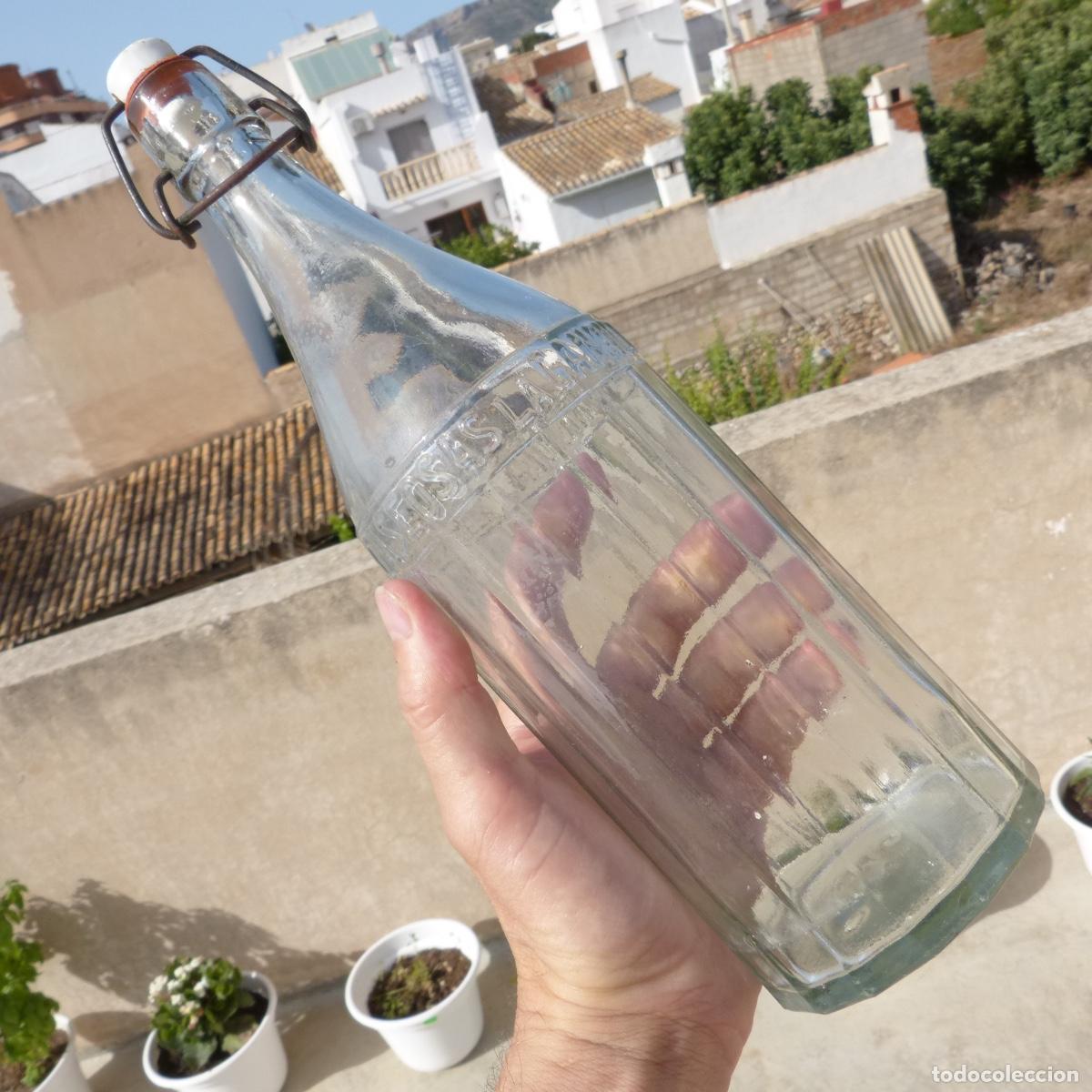 Botellas antiguas: Botella de gaseosa, litro, la gandiense, letras en relieve, Gandia, Valencia. 32,3cm, 829gr.