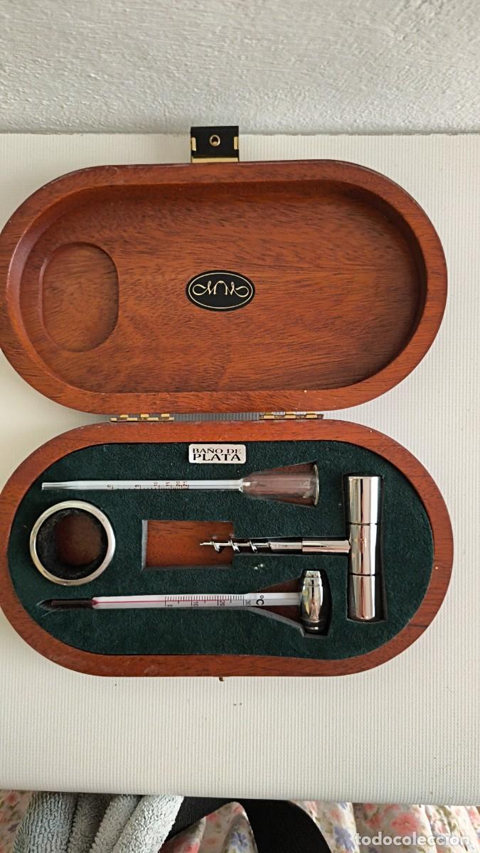 Botellas antiguas: Antiguo y completo set de sommelier con ba&ntilde;o de plata en estuche de madera noble