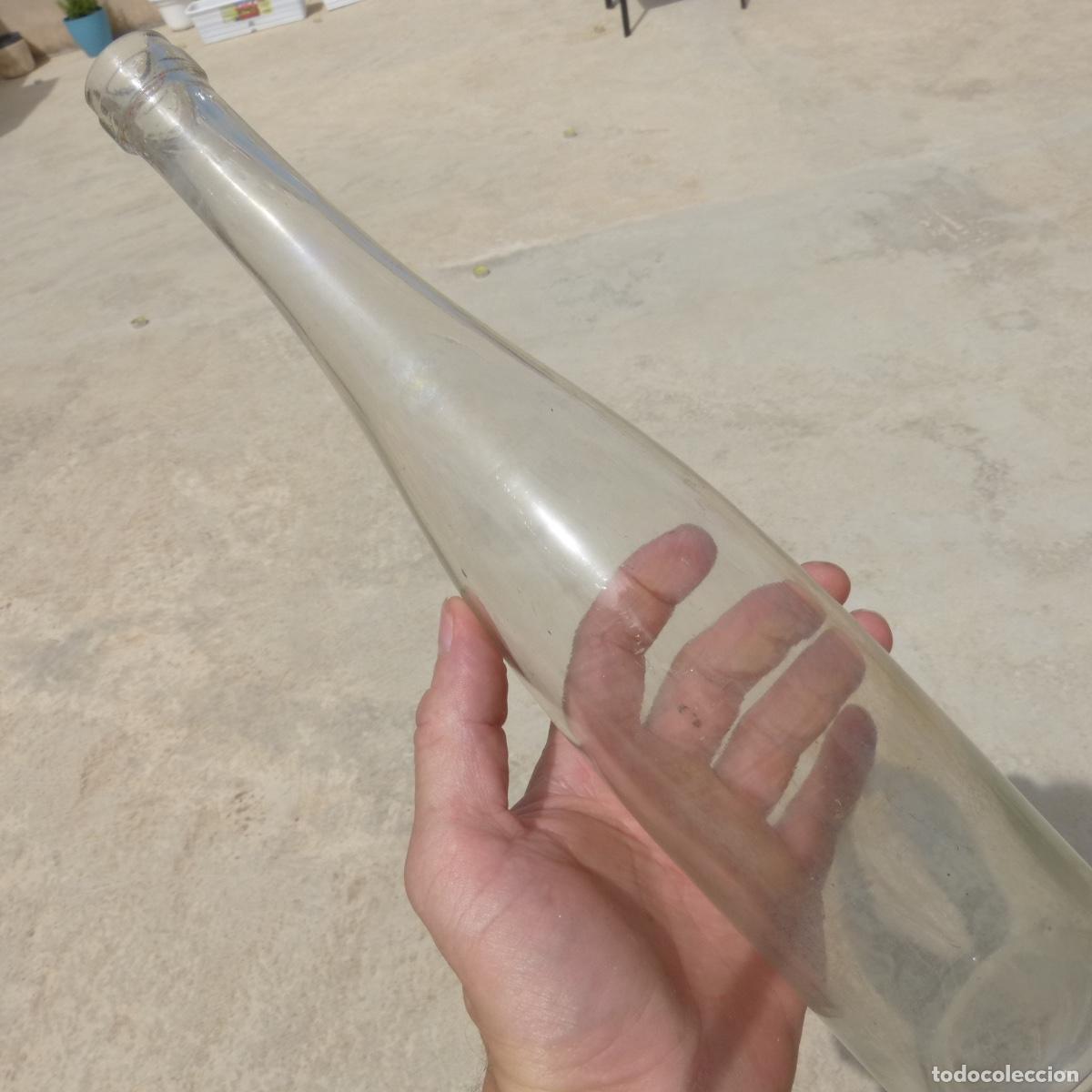 Botellas antiguas: Antigua botella de vidrio soplado transparente. 33,5cm, 446gr.