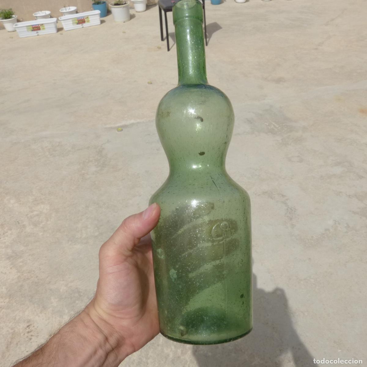 Botellas antiguas: Antigua botella de vidrio soplado en verde, 748gr, 32cm.