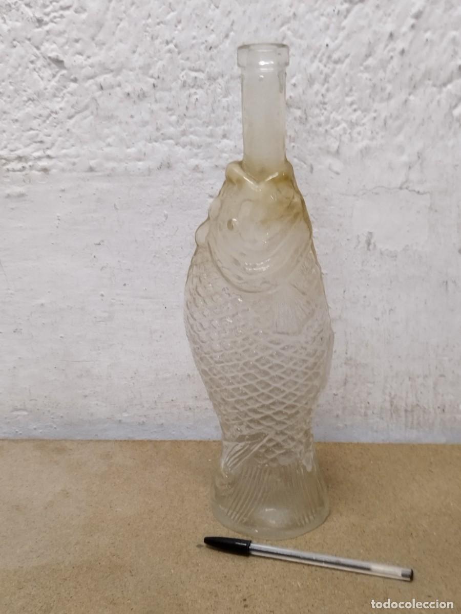 Botellas antiguas: Antigua, botella de cristal o vidrio transparente. Sin tap&oacute;n, forma de Pez.
