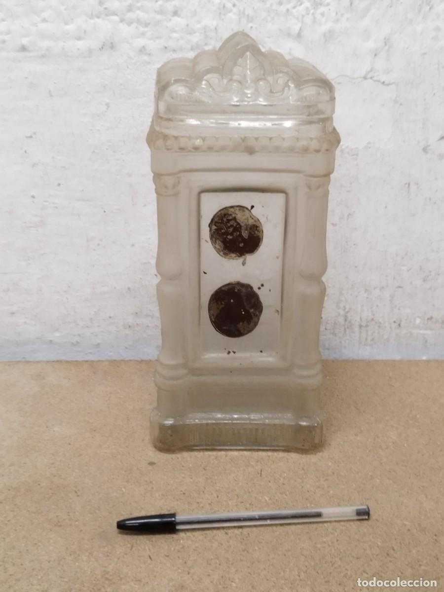 Botellas antiguas: Antiguo recipiente o frasco de vidrio moldeado con detalles decorativos en relieve. Botella