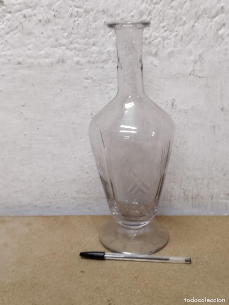 Botellas antiguas: antigua botella licorera de cristal transparente con tallado geom&eacute;trico. Sin Tap&oacute;n.