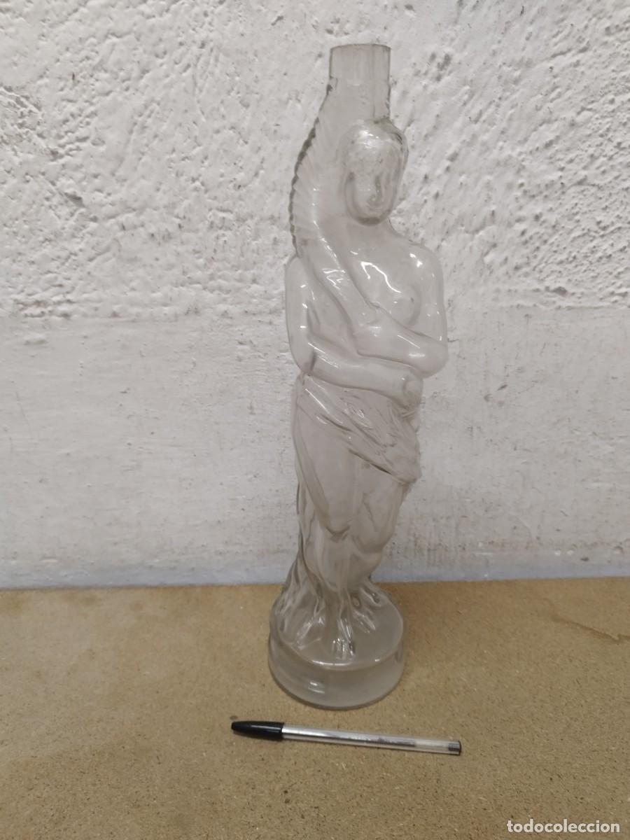 Botellas antiguas: Antigua botella de figura femenina esculpida en estilo cari&aacute;tide. Tipo Art deco. Licorera.