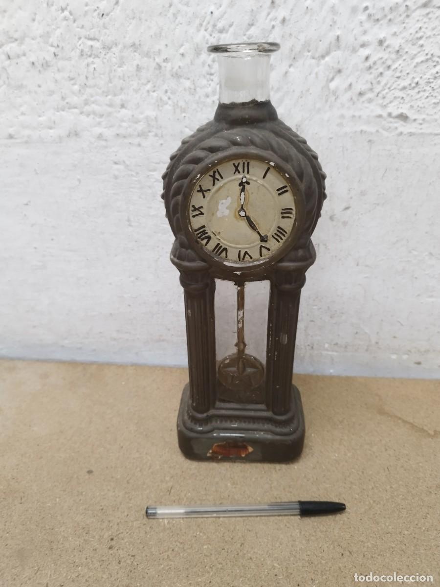 Botellas antiguas: Antigua botella de cristal en forma de reloj de p&eacute;ndulo. La Pendule, sin tap&oacute;n. Licor franc&eacute;s.