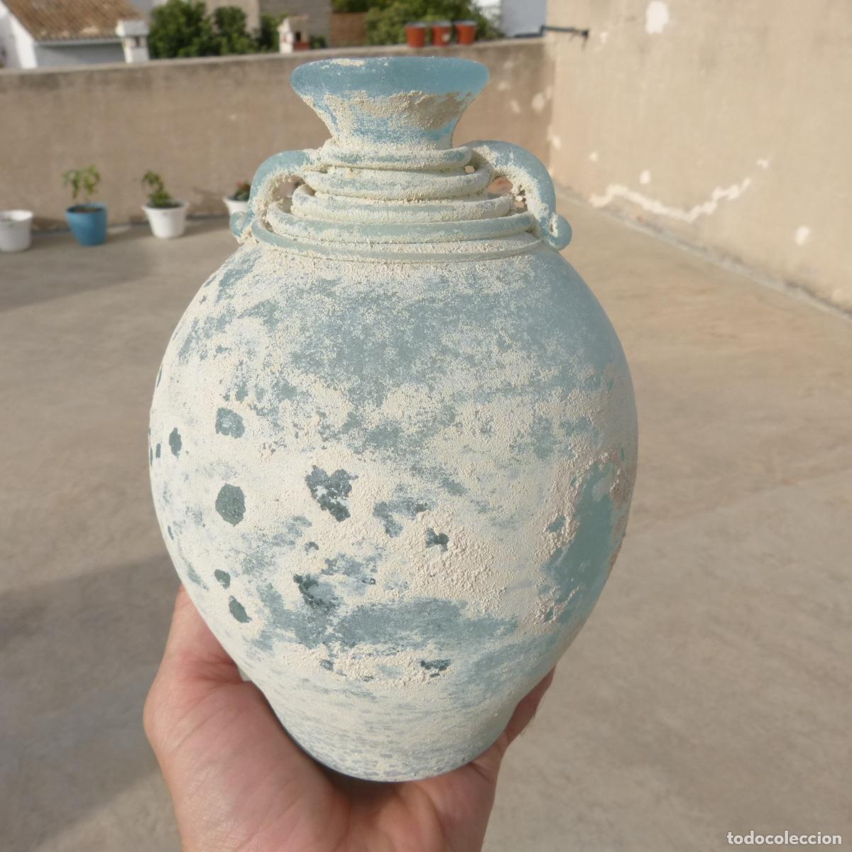 Botellas antiguas: Curiosa botella o cantaro de vidrio azul soplado, imitando antiguedad, 539gr. 18,5cm.