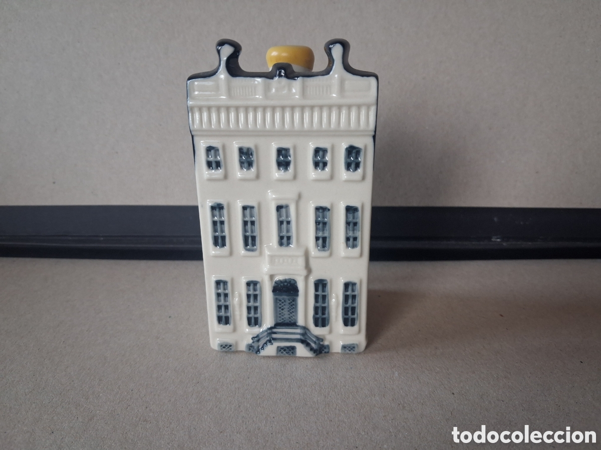 Botellas antiguas: Casita botella en cer&aacute;mica de Delft