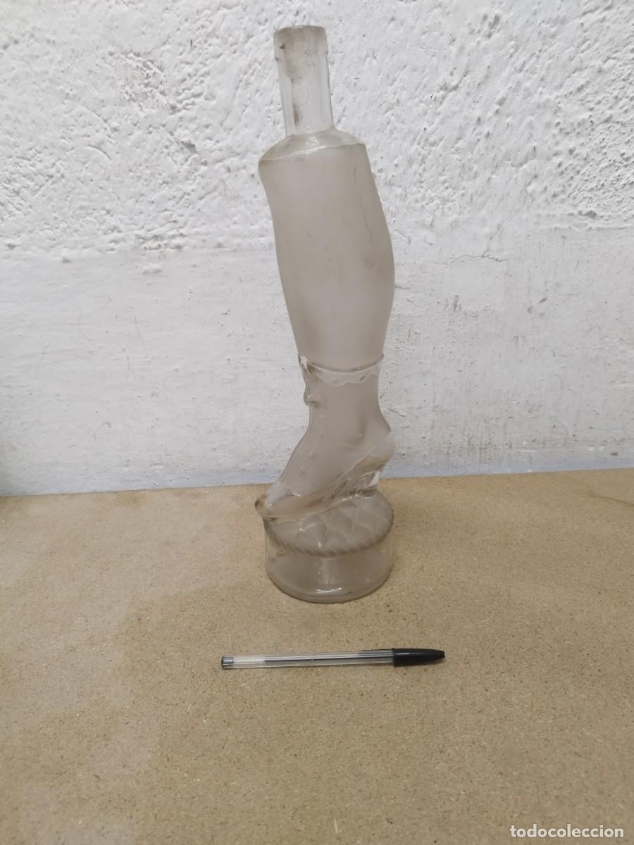 Botellas antiguas: Antigua botella de vidrio forma de pierna de dama, de vidrio opaco y transparente. Zapato bota epoca