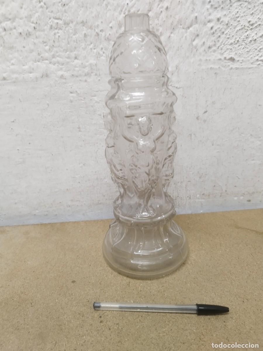 Botellas antiguas: Antigua botella de vidrio de figuras femeninas. Tipo Art Nouveau.