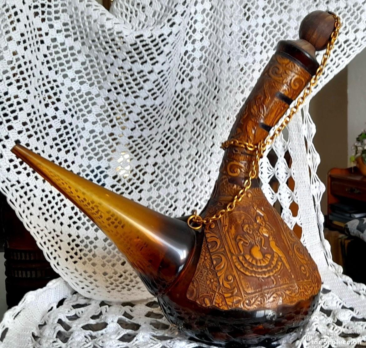 Botellas antiguas: Porr&oacute;n de cuero con motivo Flamenco