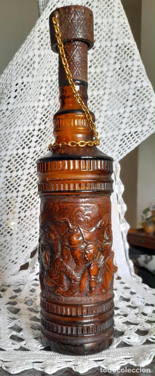 Botellas antiguas: Botella redonda de cuero con Don Quijote