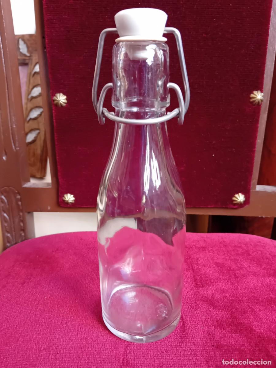 Botellas antiguas: Botella peque&ntilde;a estructura tipo gaseosa