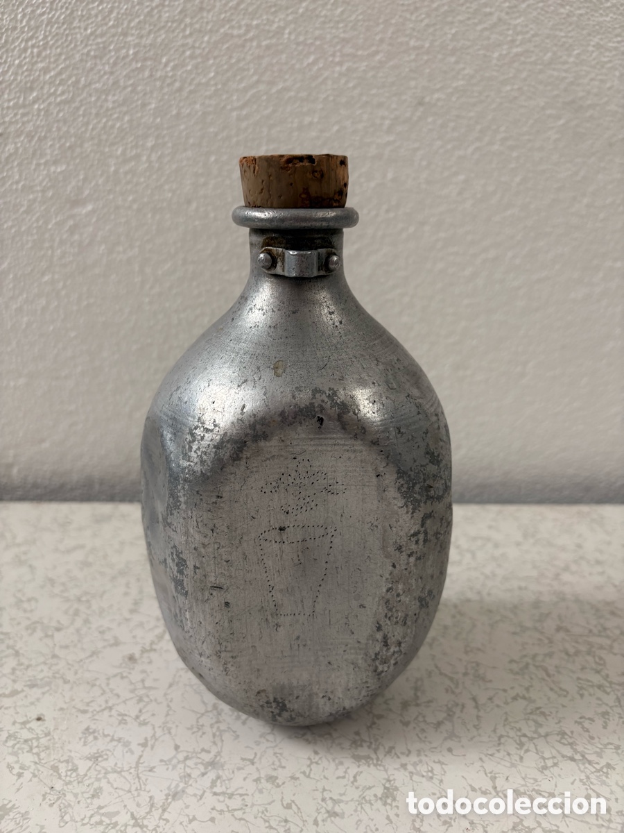 Botellas antiguas: Botella antigua de metal con tap&oacute;n de corcho