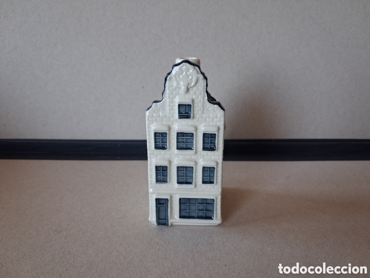 Botellas antiguas: Casita botella en cer&aacute;mica de Delft