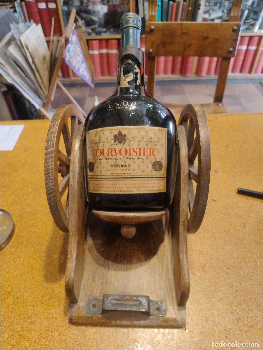 Bottiglie antiche: Botella de Co&ntilde;ac Courvoisier, 3 estrellas. 2 litros en ca&ntilde;&oacute;n antiguo, madera y hierro.