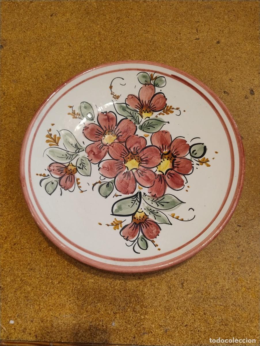 Botellas antiguas: BONITO PLATO CON FLORES DE COLOR ROSA DE CERAMICA PARA COLGAR - ESPECIAL DECORACION 30 CM DI&Aacute;METRO