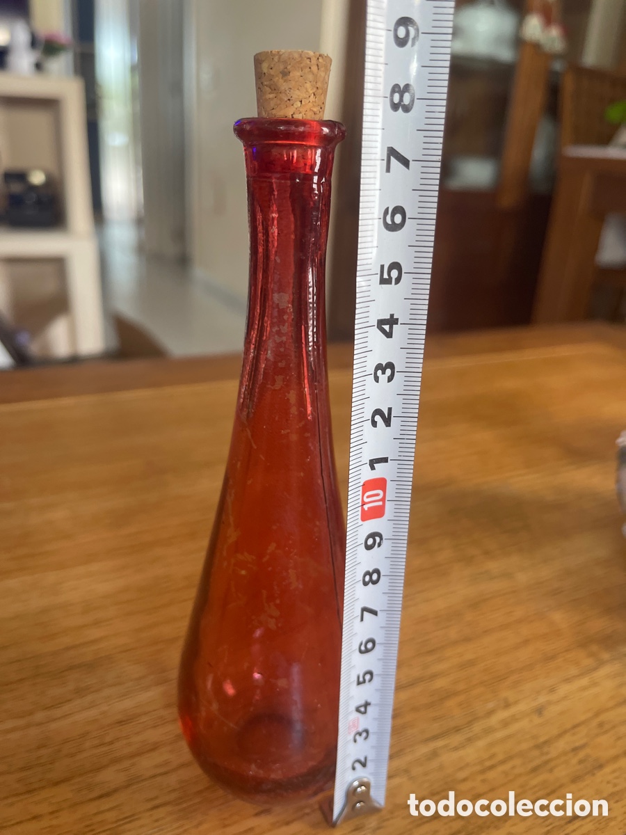 Botellas antiguas: Botella probeta roja cristal - Foto 3