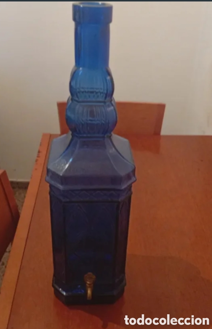 Botellas antiguas: Preciosa botella azul grande de cristal con grifo