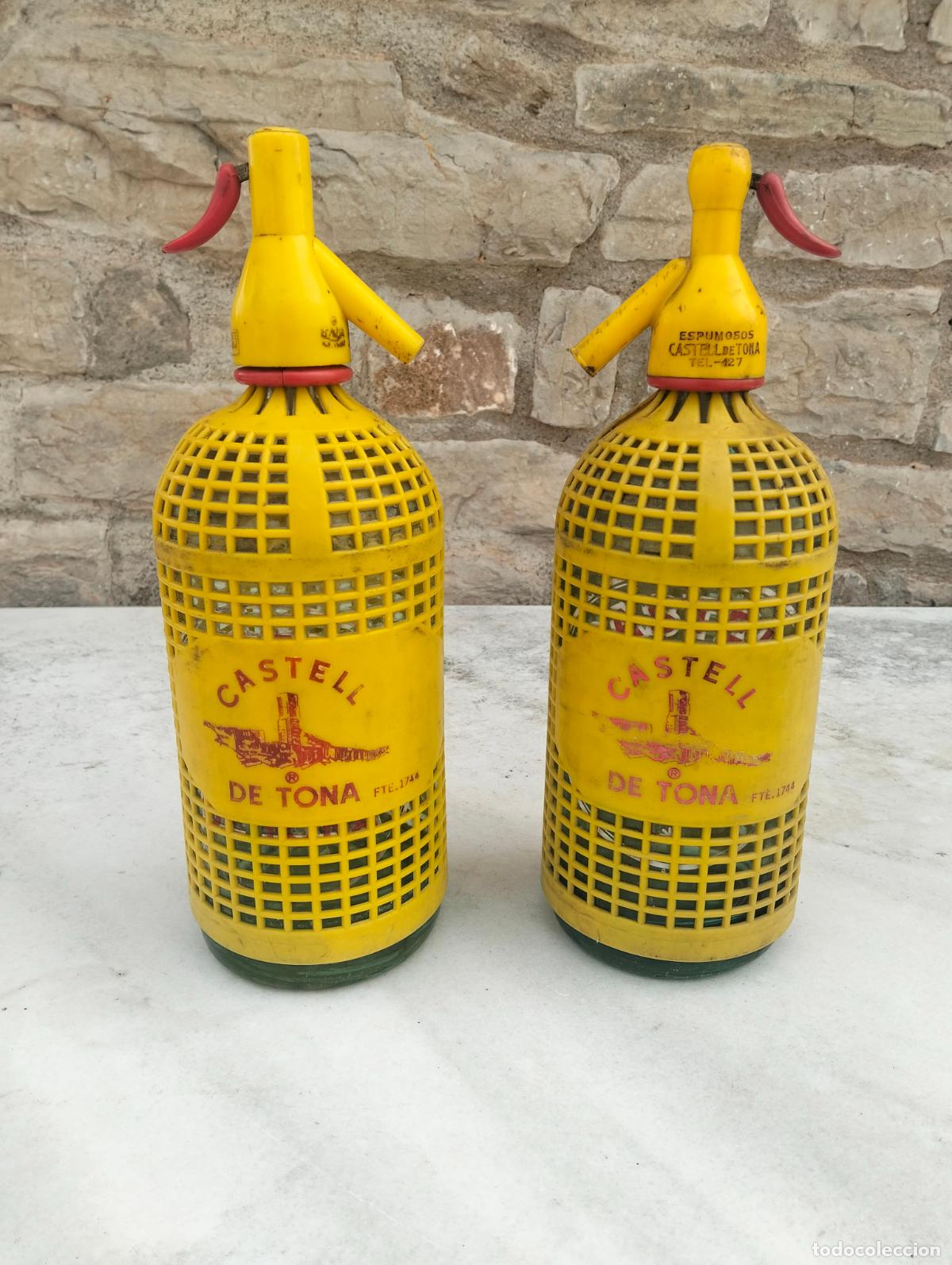 Bouteilles anciennes: Pareja de botellas de sif&oacute;n antiguas de cristal esgrafiadas funda color amarillo castell de Tona
