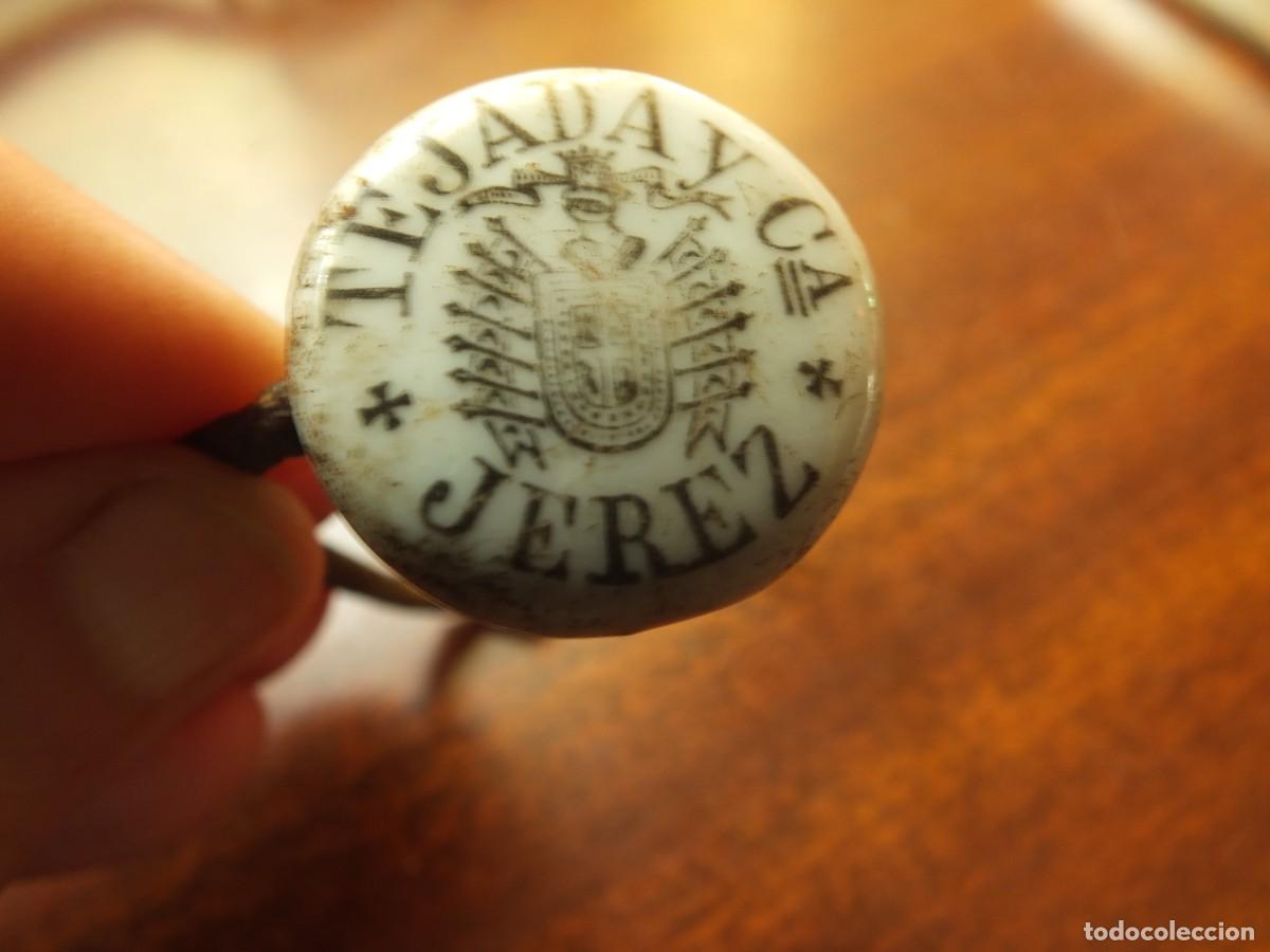 Botellas antiguas: TAP&Oacute;N ANTIGUO PORCELANA PARA BOTELLA TEJADA Y COMPA&Ntilde;IA JEREZ