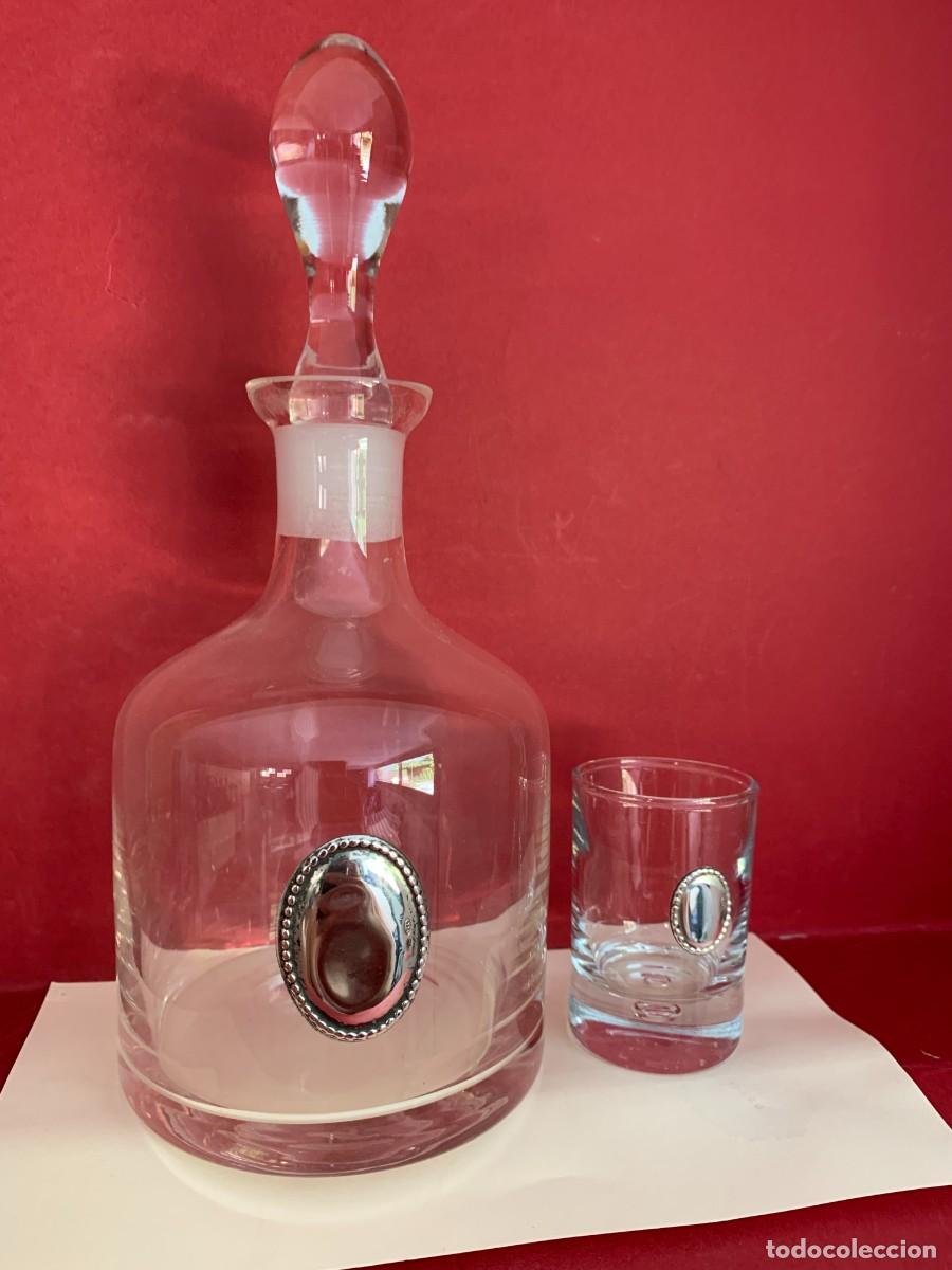 Botellas antiguas: BOTELLA Y VASO DE CRISTAL LICOR CON ADORNO METAL PLATA 9.25