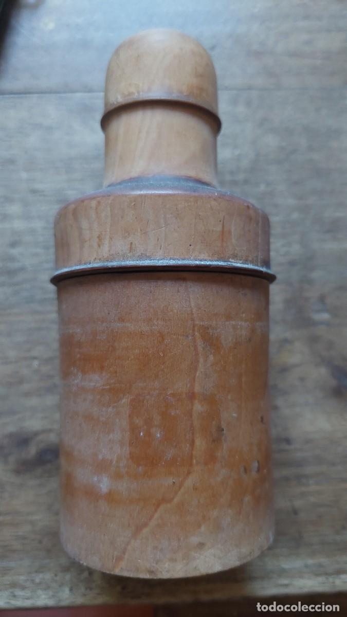 Botellas antiguas: Frasco de madera de boj