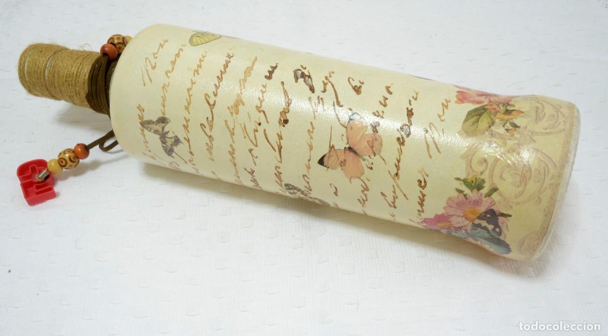 Botellas antiguas: Botella de vidrio reciclada y decorada a mano con estilo vintage o shabby chic