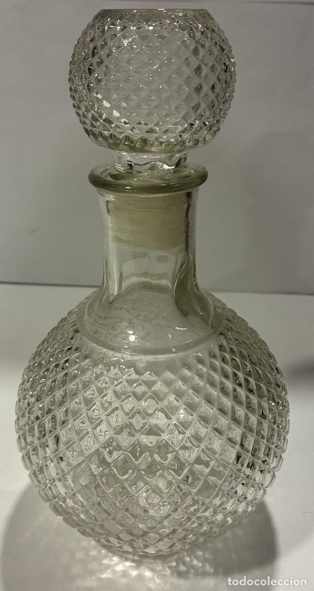 Botellas antiguas: LICORERA DE CRISTAL DISE&Ntilde;O TALLADO EN RELIEVE DE ROMBOS TAPON ESFERICO A JUEGO DECANTADOR