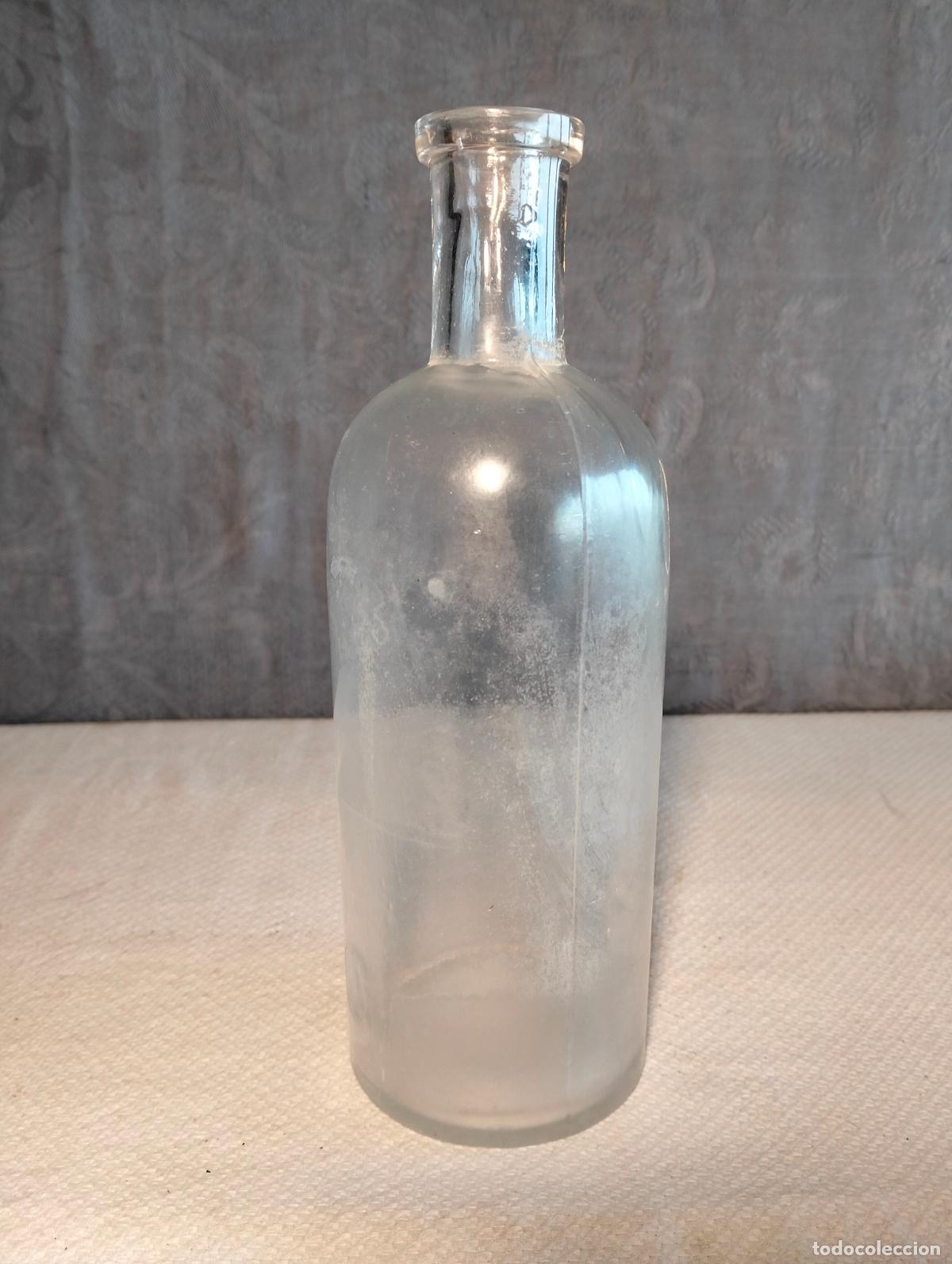 Botellas antiguas: Frasco antiguo de cristal transparente botella de farmacia medicina o l&iacute;quido 20cm