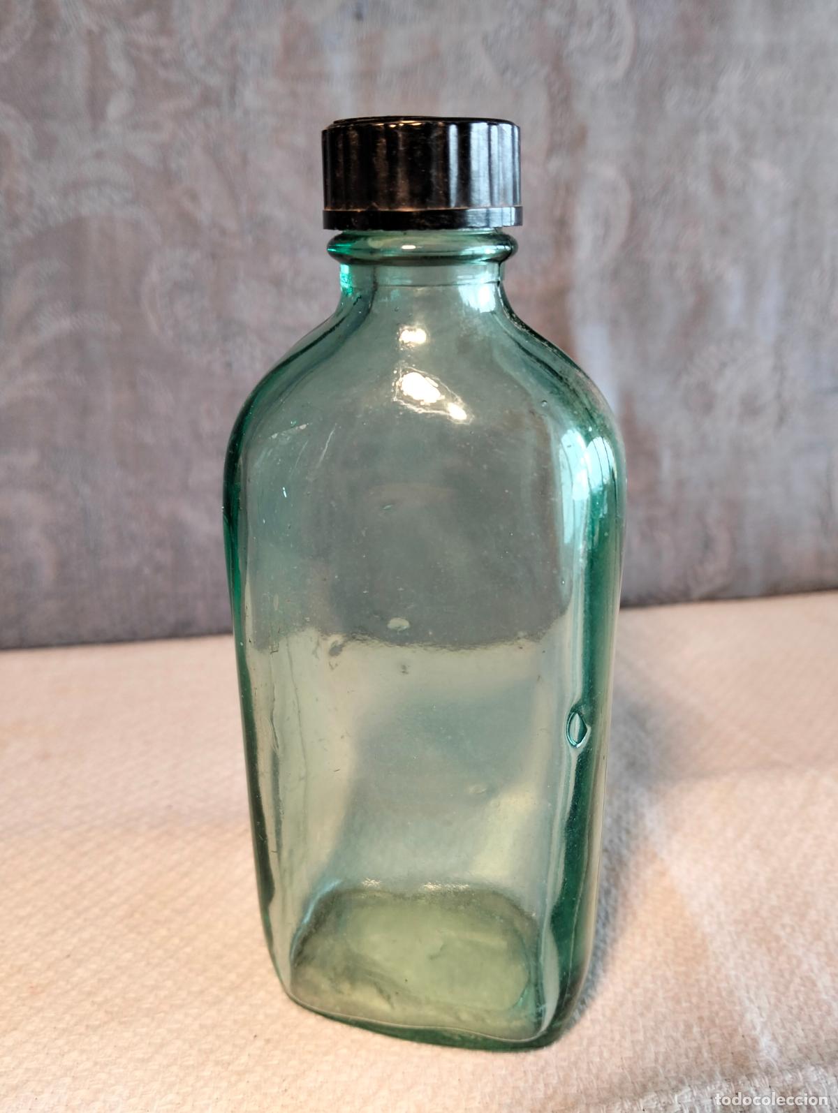 Botellas antiguas: Bote frasco de medicina farmacia vac&iacute;o cristal color verde tap&oacute;n negro