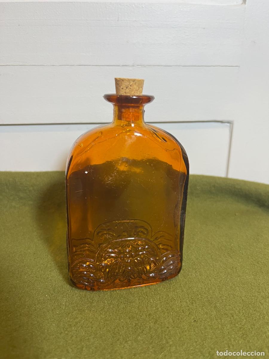 Botellas antiguas: Antigua Botella Petaca de Vidrio Reciclado Espa&ntilde;ol Color &Aacute;mbar &ndash; Relieve Modernista &ndash; A&ntilde;os 50/70 &ndash; C