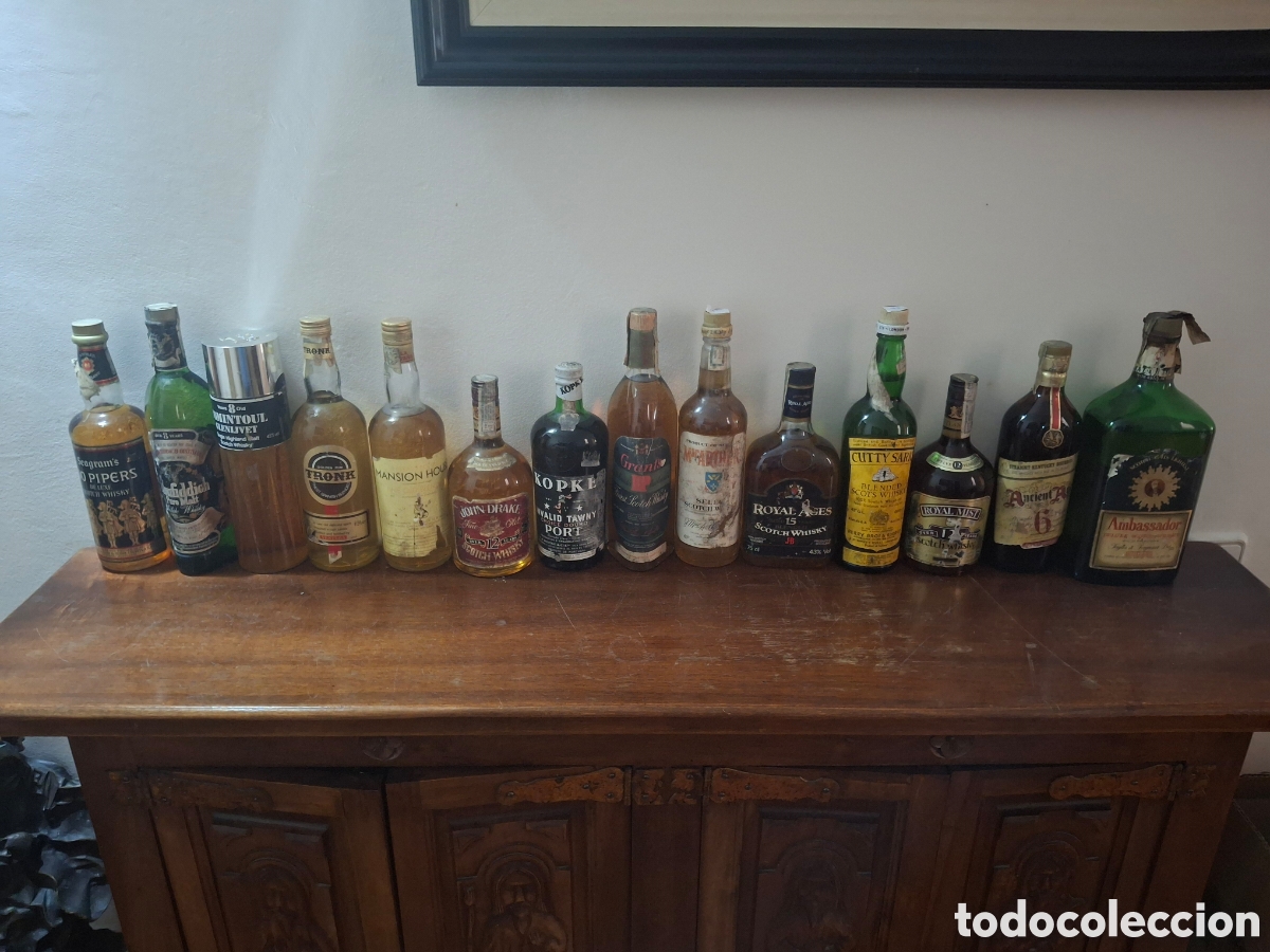 Botellas antiguas: 72 botellas de whisky, a&ntilde;os 60/70/80