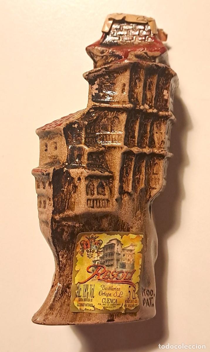 Botellas antiguas: PEQUE&Ntilde;A BOTELLA DE CERAMICA CONTIENE RESOLI - CON FORMA CASAS COLGADAS CUENCA