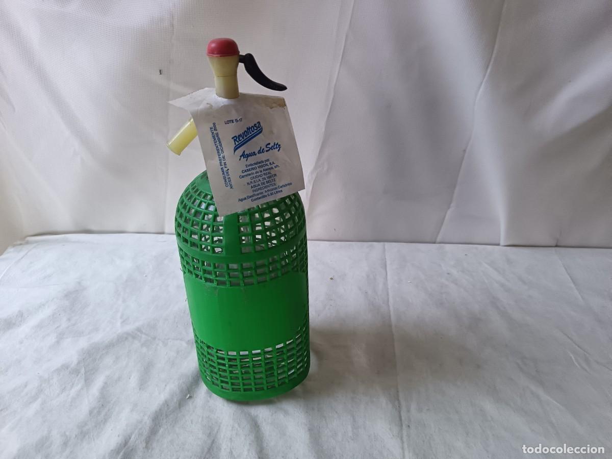 Botellas antiguas: Antiguo Sif&oacute;n, Revoltosa, Agua de Seltz, con armaz&oacute;n de pl&aacute;stico, con etiqueta, funcionando