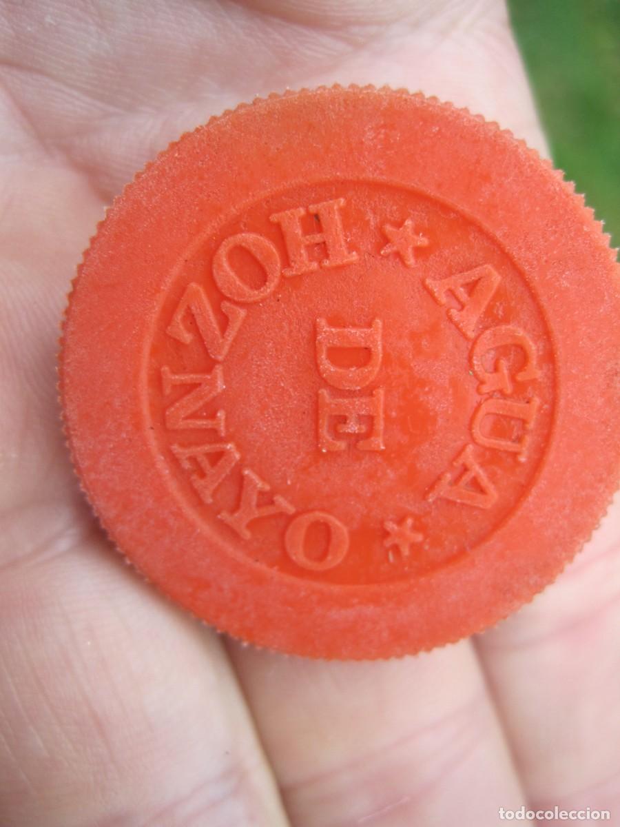 Botellas antiguas: TAP&Oacute;N DE PL&Aacute;STICO AGUA DE HOZNAYO - A&Ntilde;OS 60-70
