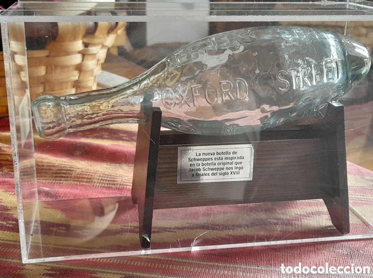 Botellas antiguas: Botella cristal en urna