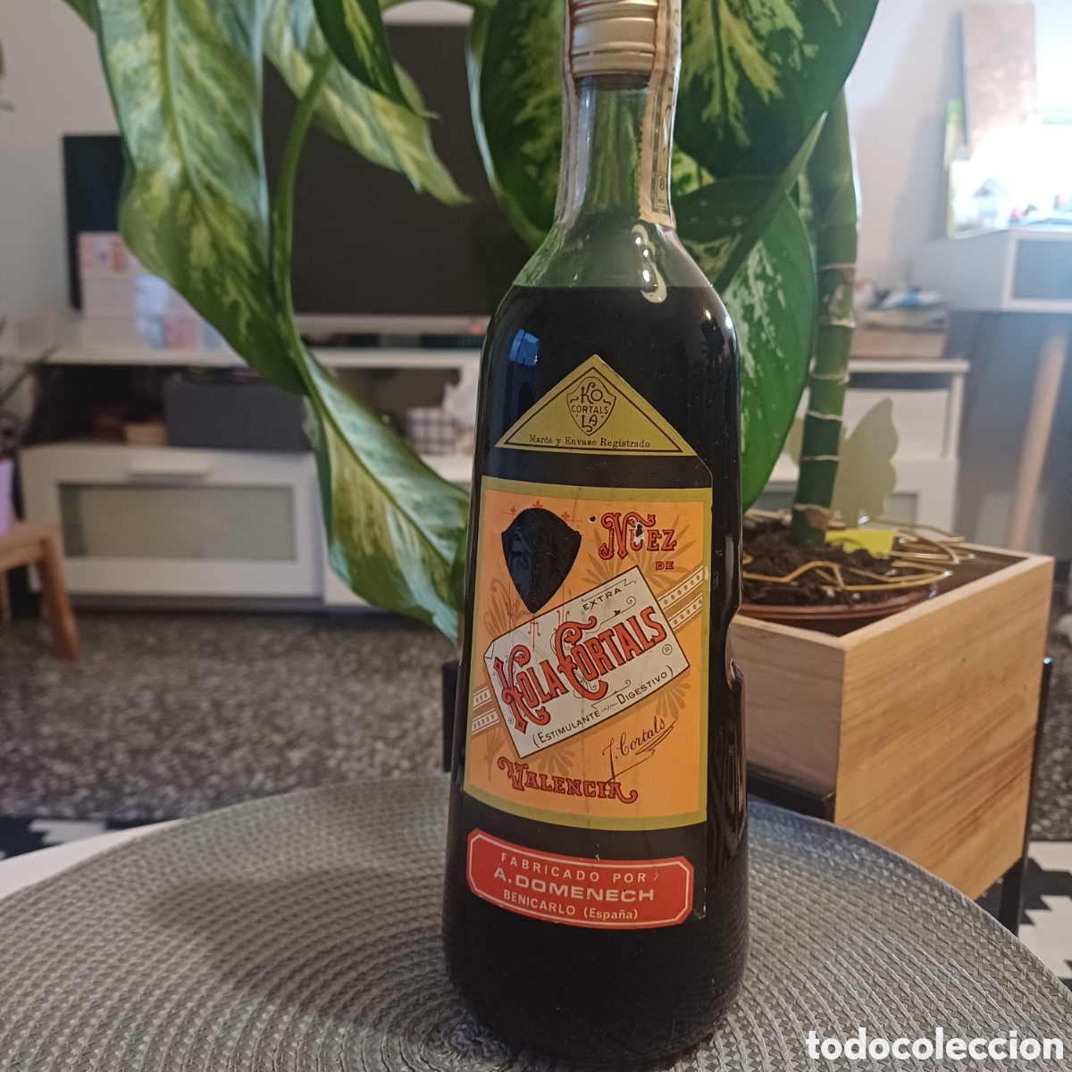 Botellas antiguas: Antigua Botella Licor de Nuez Kola Cortals (Valencia) - D&eacute;cada 70/80 - Nueva y Precintada.