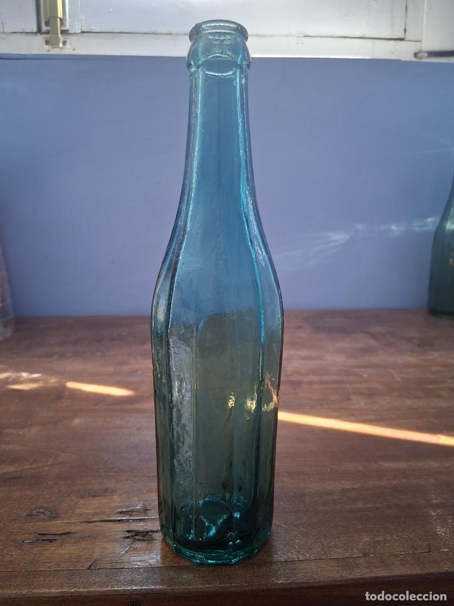 Botellas antiguas: Botella del a&ntilde;o 1957 de vidrio cristal antigua tono verde azulado cuerpo facetado vino cerveza agua