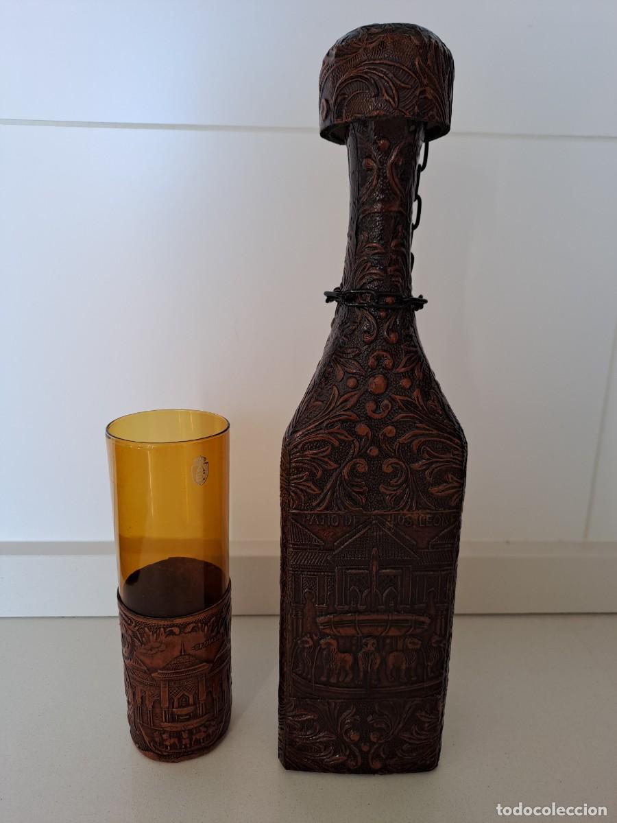 Botellas antiguas: Botella y Vaso Decorados Granada