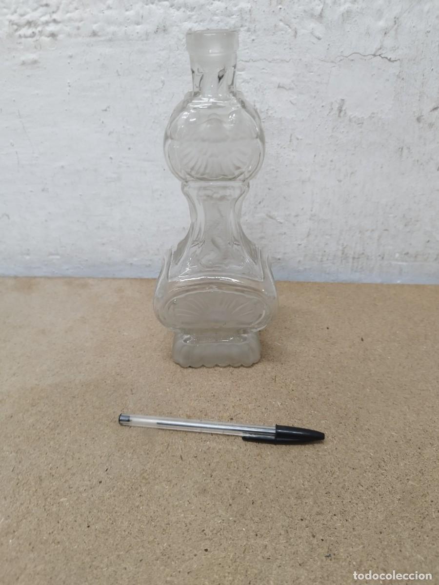 Botellas antiguas: Antigua botella de cristal con dise&ntilde;o perfilado de cuello abombado con relieves. Principios siglo XX