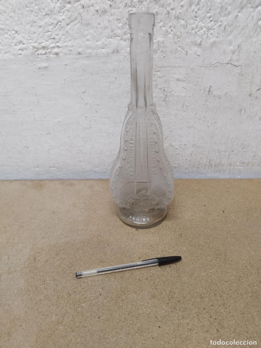 Botellas antiguas: Antigua botella de cristal en forma de instrumento musical. Tipo guitarra medieval. Ver fotos.