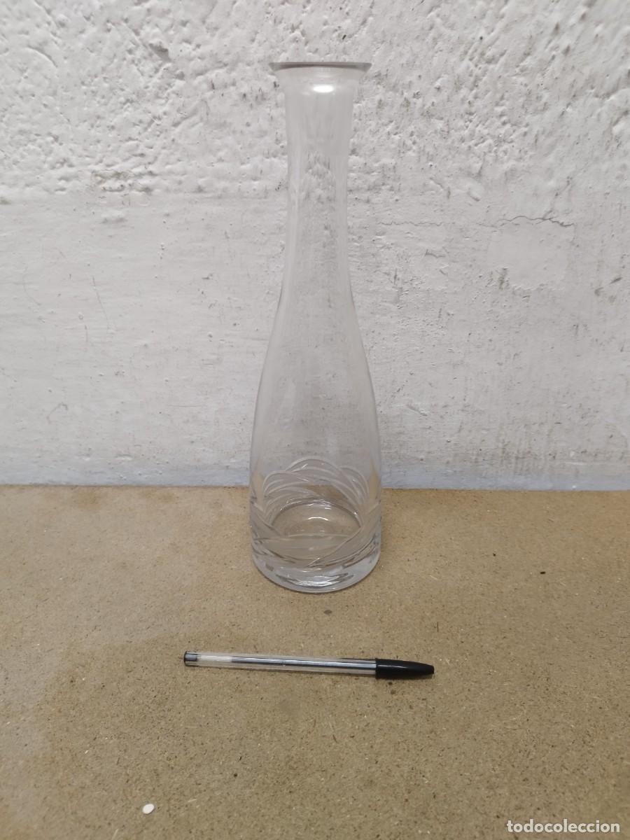 Botellas antiguas: Antigua botella de cristal con detalles tallados.