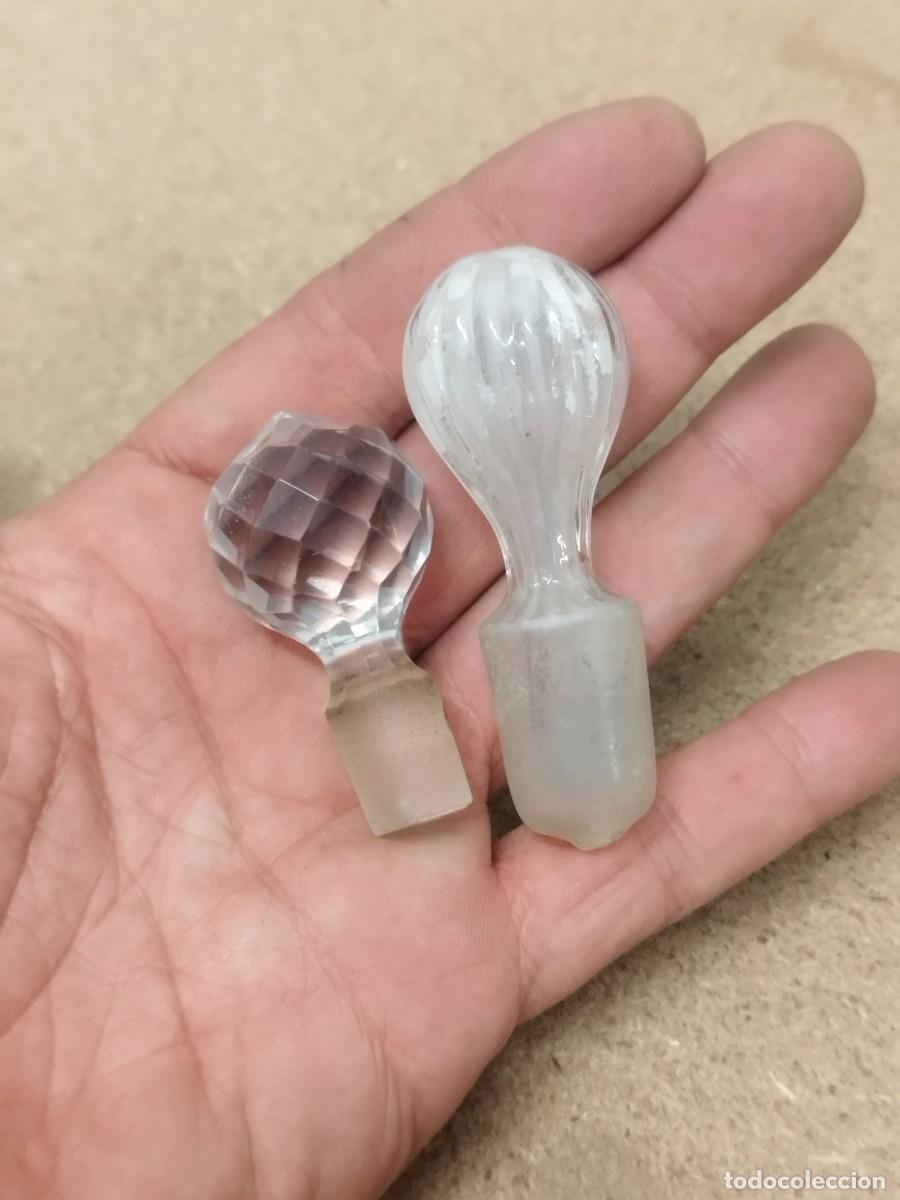 Botellas antiguas: Dos antiguos tapones de cristal tallado para botella o frasco.