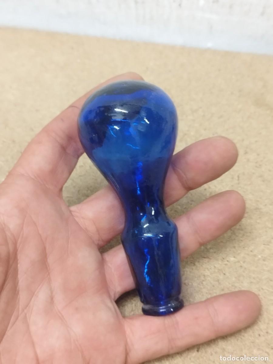 Botellas antiguas: Antiguo tapon de cristal para botella o frasco de color azul.