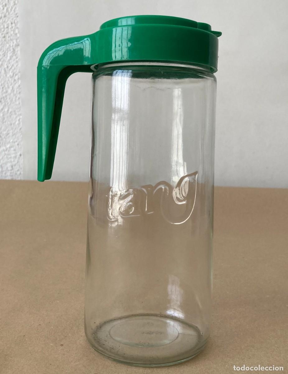 Botellas antiguas: JARRA DE BEDIDAS TANG, VIDRIO CON LOGO EN RELIEVE, CON TAPA VERDE, A&Ntilde;OS 80