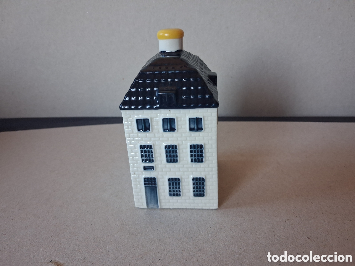 Botellas antiguas: Casita botella en cer&aacute;mica de Delft