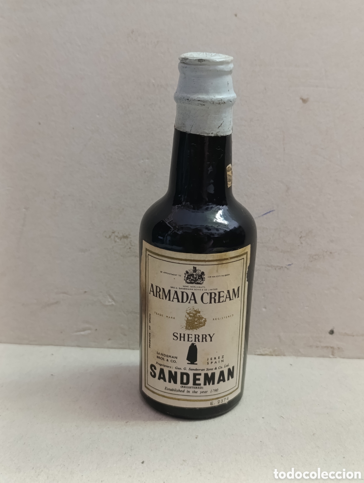 Botellas antiguas: MINIATURA DE BOTELLA DE ARMADA CREAM. OLOROSO SHERRY. BODEGA SANDEMAN. JEREZ. ESPA&Ntilde;A. 13 CM.